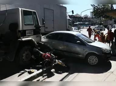 O caminhão ficou destruído