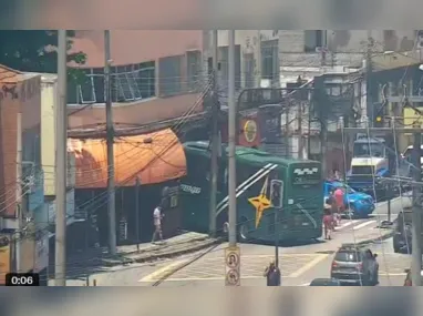 O acidente, que aconteceu por volta das 7h40, envolveu uma colisão entre os ônibus