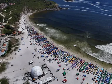 Imagem ilustrativa da imagem Cor do mar em Arraial do Cabo muda e chama atenção