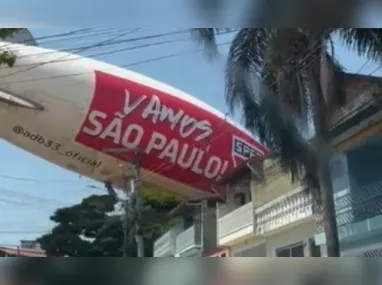 Imagem ilustrativa da imagem Dirigível do São Paulo FC cai em cima de casa; vídeo