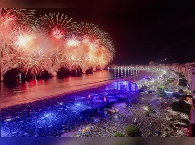 Imagem ilustrativa da imagem Em Copacabana, 2,6 milhões viram 2025 chegar com Evidências