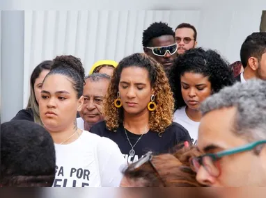 Familiares e diversos movimentos sociais se reuniram na porta do TJRJ