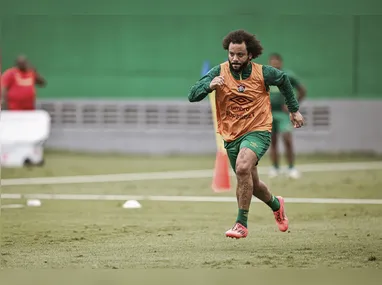 Mano Menezes definirá o time titular no treino de quinta (21)