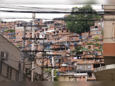 Drogas e uma arma foram apreendidas no Jardim Catarina