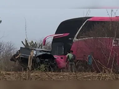 Imagem ilustrativa da imagem Homem fica preso às ferragens após colisão de ônibus clandestino