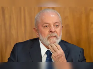 Lula é acompanhado do neurocirurgião Marcos Stavale nas imagens