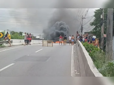 Momento do assalto é flagrado por câmeras