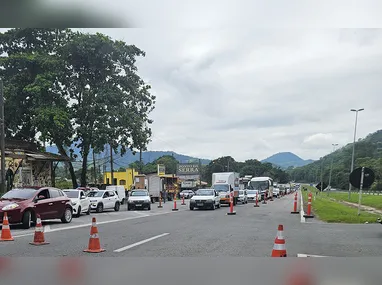 Caminhão tombado bloqueia chegada à Serra de Petrópolis