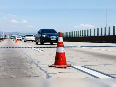 Motoristas chegaram a ver o capacete da vítima boiando