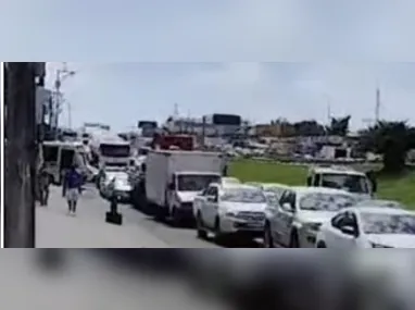 Imagem ilustrativa da imagem Motociclista cai e morre na BR-101, em Itaboraí; 14 km de engarrafamento