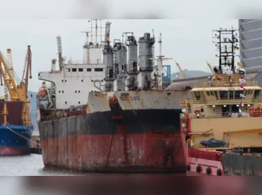 Embarcações abandonadas na Ilha da Conceição, na Zona Norte de Niterói