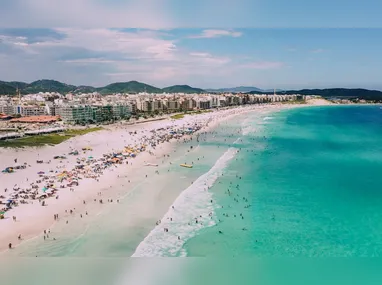 Mar com cor a escura em praia de Arraial do Cabo