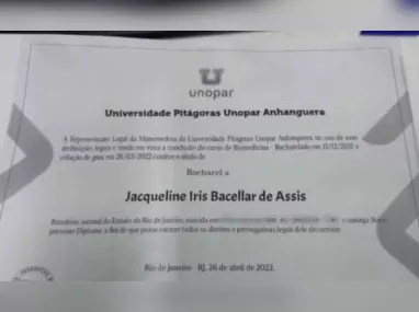 Jacqueline Bacellar chegou acompanhado do advogado