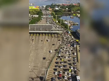 Em razão do ocorrido, o tráfego na área está  congestionado