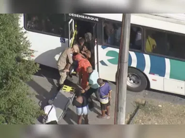 Imagem ilustrativa da imagem Passageira não aguenta e desmaia em ônibus superlotado no Rio