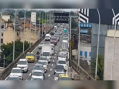 Imagem ilustrativa da imagem Ponte Rio-Niterói parada na saída para o Réveillon