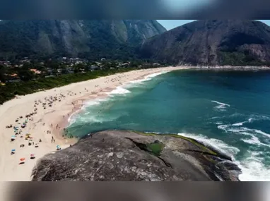 Em Itaipu, o mar calmo atraiu pessoas de todas as idades