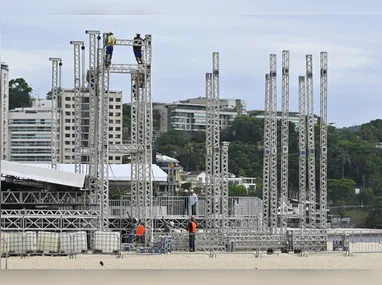 O palco está quase todo montado na Praia de Icaraí