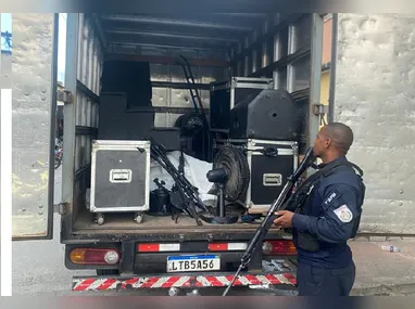 A retirada das barricadas ocorreu sem confrontos e contou com a ajuda de um trator