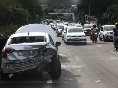 Imagem ilustrativa da imagem Subida da Caixa d'Água parada após acidente entre dois carros