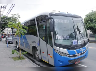 O tiro disparado pelo ladrão deixou marca no teto do frescão