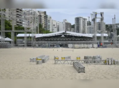 O palco está quase todo montado na Praia de Icaraí