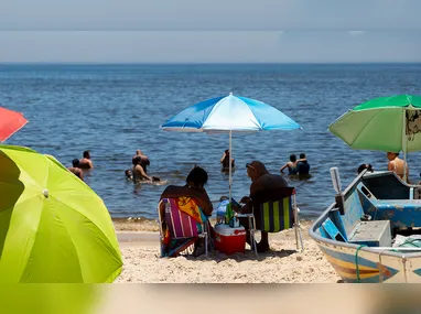 Aluguel abusivo de mesas e cadeiras chamou atenção esta semana, na Praia de Itaipu