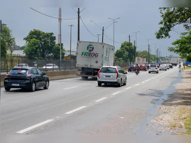 Carro pega fogo em garagem de uma casa em Resende