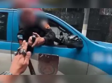 Imagem ilustrativa da imagem Vídeo: motociclista 'rende' homem que 'dava grau' em Niterói