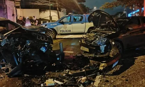 Um dos motoristas fugiu e não foi localizado, deixando o carro na via