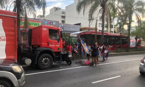 Trânsito na Alameda segue lento por causa do fechamento de uma faixa