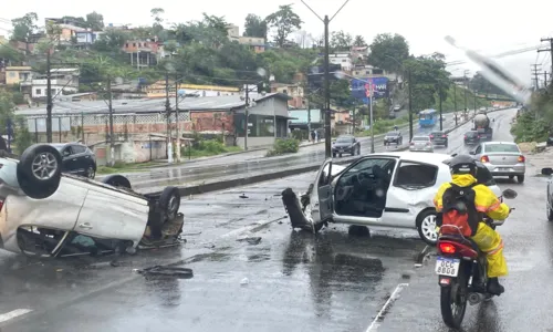 Carros ficaram completamente destruídos