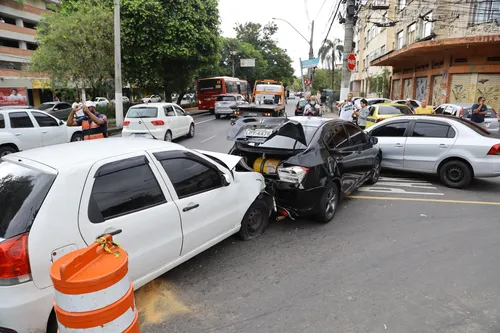 Corpo de Bombeiros foram acionados às 11h13