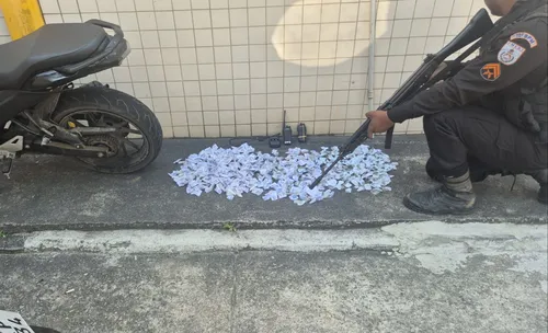 Ao todo, foram apreendidos 62 pinos de cocaína,140 trouxinhas de maconha e 50 pedras de crack