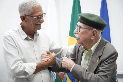 Veterano da Segunda Guerra cumprimentou o prefeito Capitão Nelson