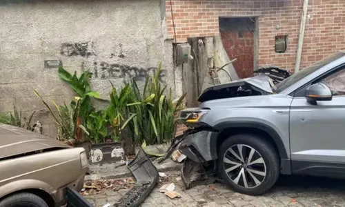 Após ser baleado, ele perdeu o controle do carro e bateu em um muro