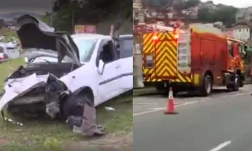 O carro ficou totalmente destruído devido a colisão no poste