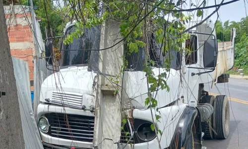 Caminhão colidiu contra o poste por volta das 13h