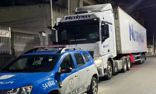 Carreta foi bloqueada na praça do bairro e a carga foi recuperada em sua totalidade