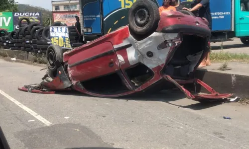 Carro capotou próximo ao posto da CPRv