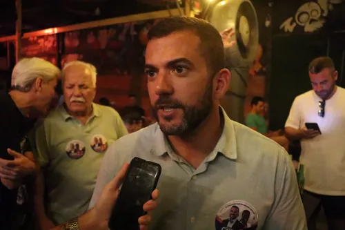 O candidato acompanhou a apuração em uma costelaria, em São Francisco, na Zona Sul da cidade