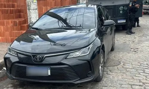 Veículo modelo Toyota Corolla foi levado por dois assaltantes