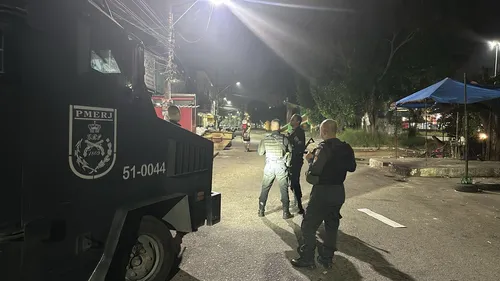 Policiais interceptam os motociclistas e realizam as verificações de documentos