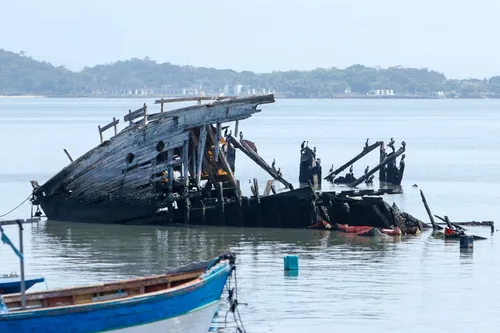 Embarcações abandonadas na Ilha da Conceição, na Zona Norte de Niterói