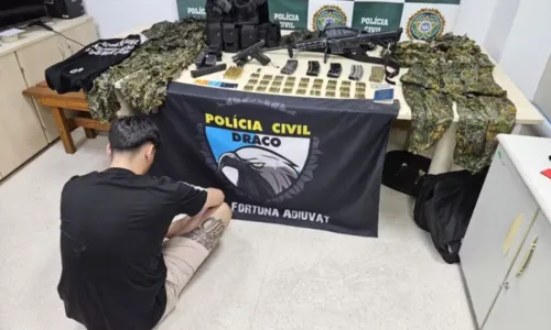 Preso foi autuado pelos crimes de porte ilegal de arma e constituição de milícia privada