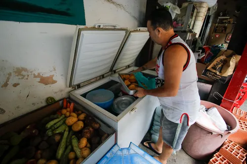 Segundo comerciante, estoque de peixe e frango estragou por falta de refrigeração