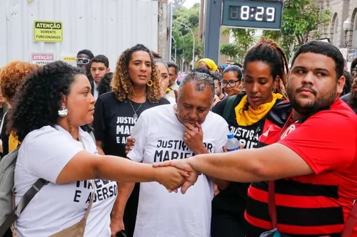 Pai da vereadora Marielle Franco, Antonio Francisco Franco, se emocionou na entrada do Tribunal