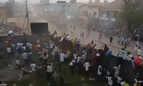 Vídeos que circulam nas redes sociais mostram torcedores tentando fugir do estádio lotado