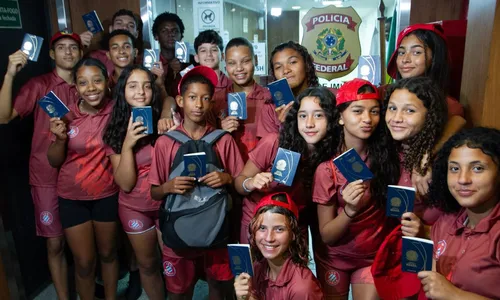 Jovens atletas de handebol de praia, entre 11 e 16 anos, estão eufóricos