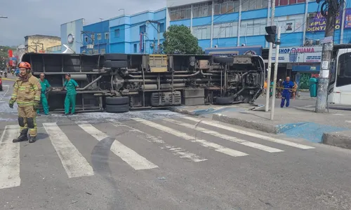 Ônibus ficou tombado na via com a força da colisão